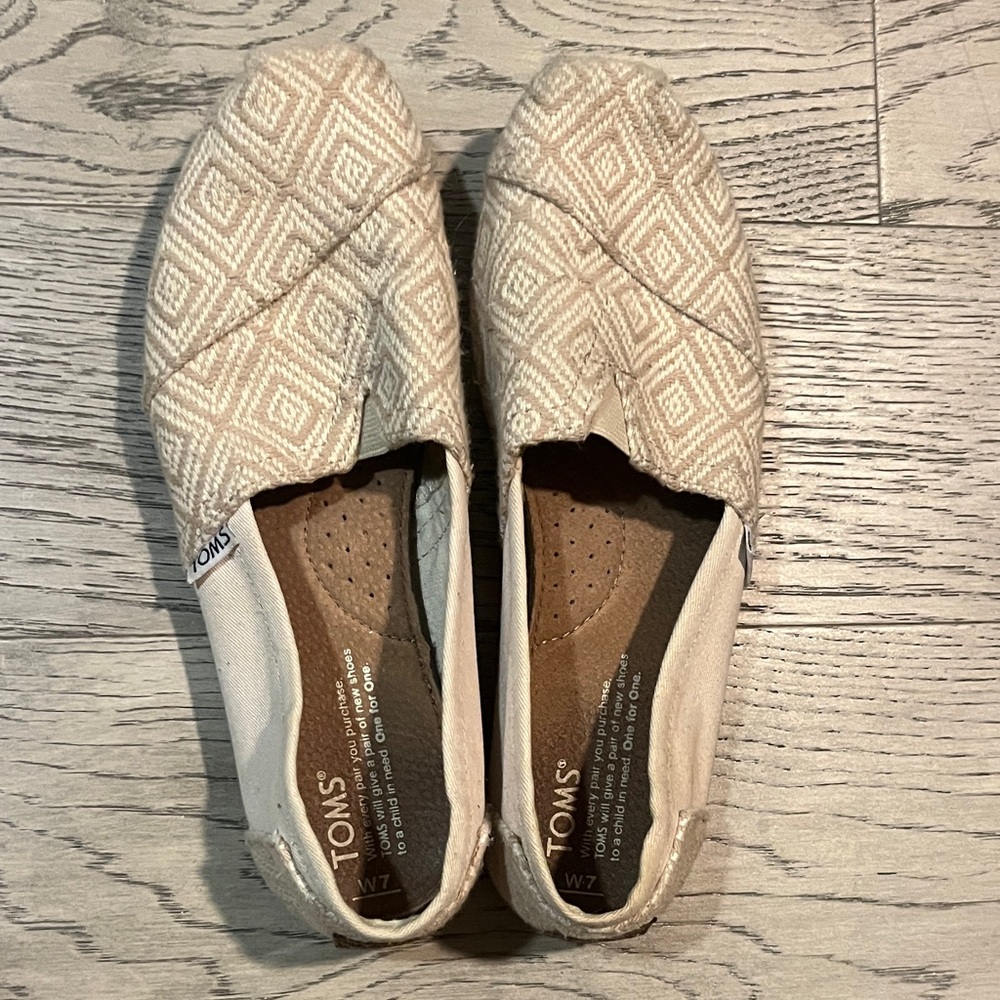TOMS Women's Beige Patterned Loafers
